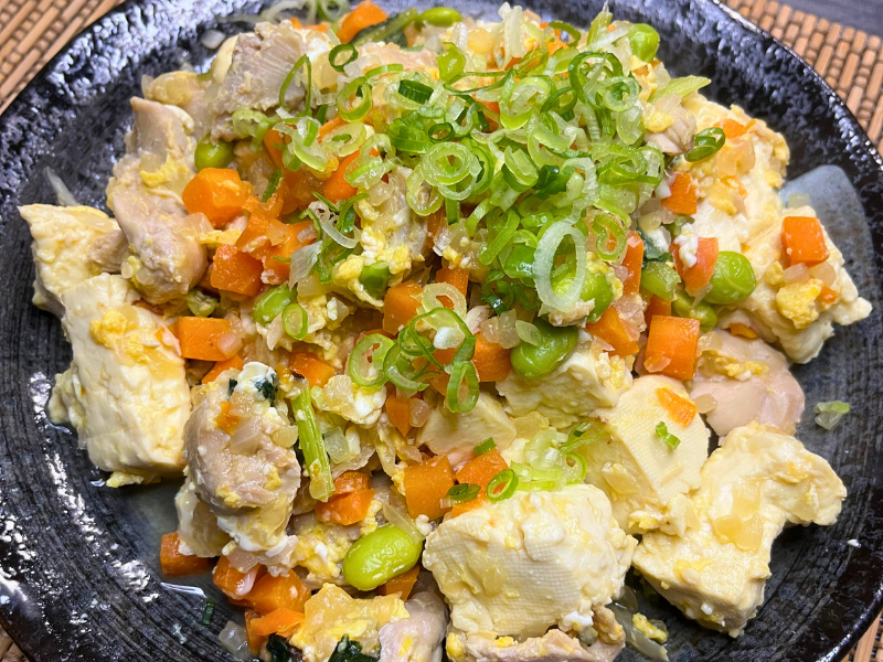 【コープデリ】１/３日分の野菜が摂れる！だし香るやわらか鶏肉の炒り豆腐