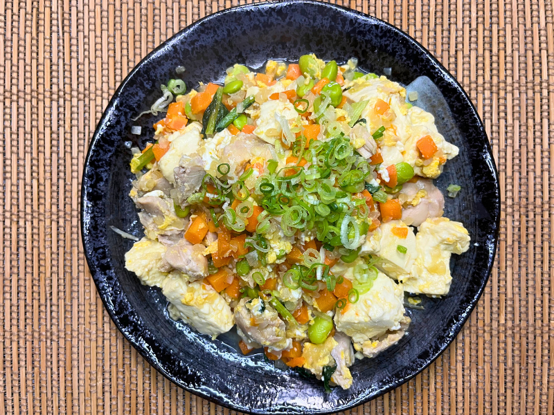 【コープデリ】１/３日分の野菜が摂れる！だし香るやわらか鶏肉の炒り豆腐をお皿に盛り付け