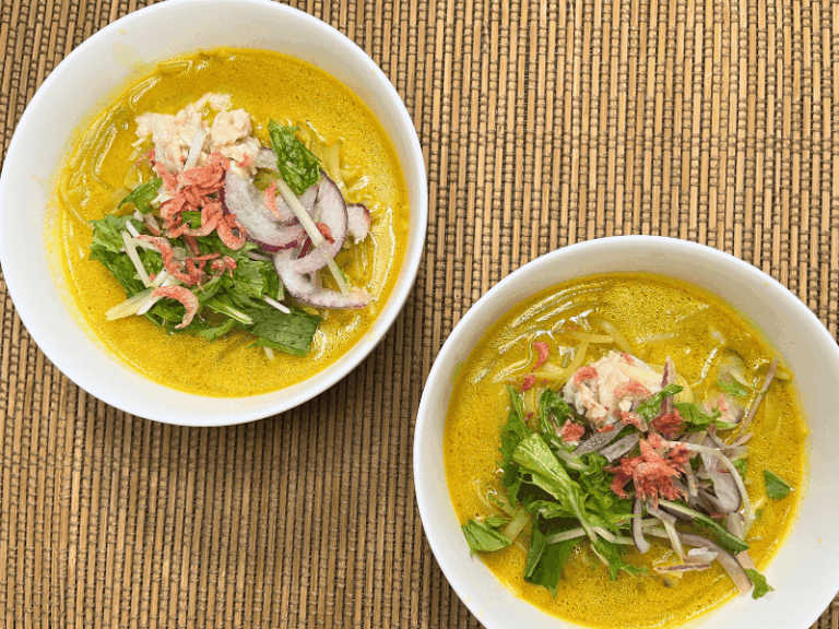 【コープデリ】ココナッツミルク香る!シンガポール風ラクサを盛り付け