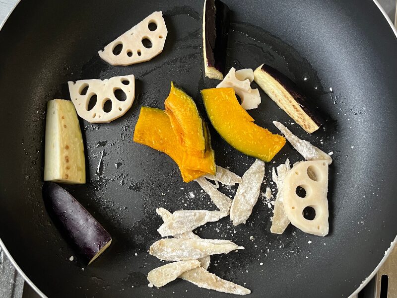 【コープデリ】ゴロゴロ彩り野菜と食べるスープカレーの調理（野菜を焼く）