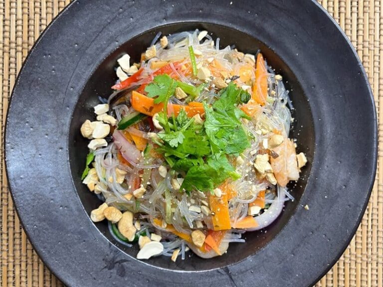 【コープデリ】8品目の彩色ヤムウンセン(タイ風春雨サラダ)を盛り付け