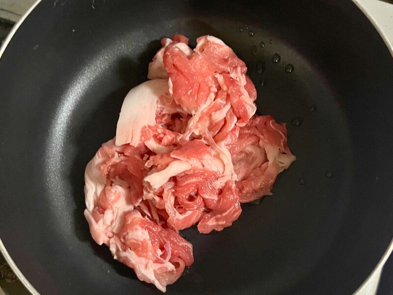 【コープデリ】お米育ち豚のきんぴらごぼうの調理（豚肉を炒める）