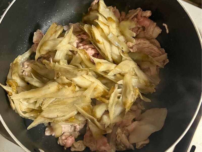 【コープデリ】お米育ち豚のきんぴらごぼうの調理（ごぼうも加えて炒める）