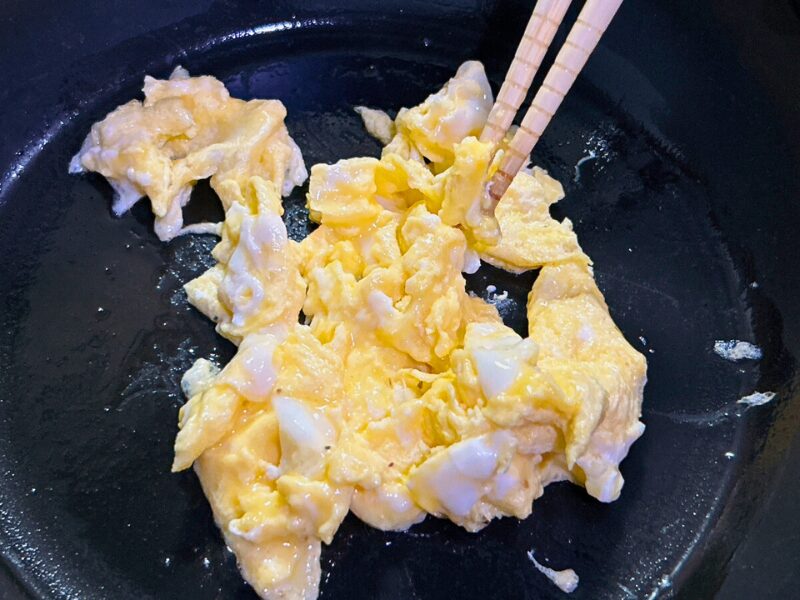 コープ【国産鶏肉を使ったミートボール】を使ったお弁当の調理（炒り卵を作る）