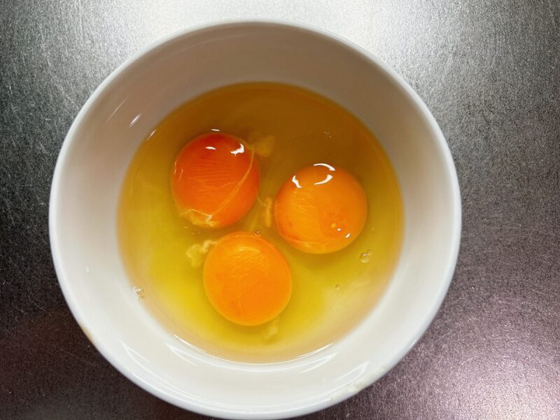 【おうちコープ】エビと卵のマヨソース炒めの調理（卵を3つ用意）