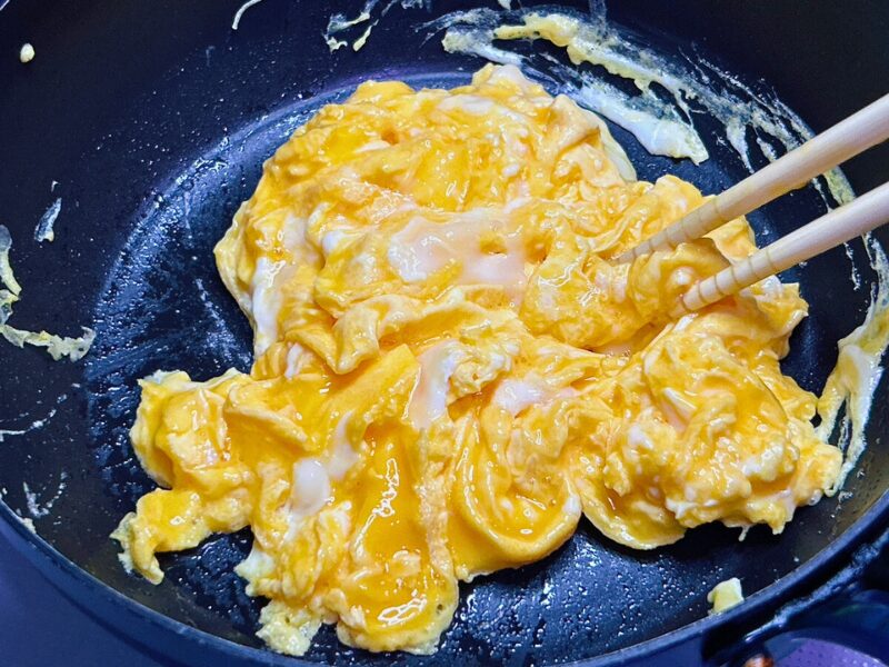 【おうちコープ】エビと卵のマヨソース炒めの調理（溶き卵を炒る）
