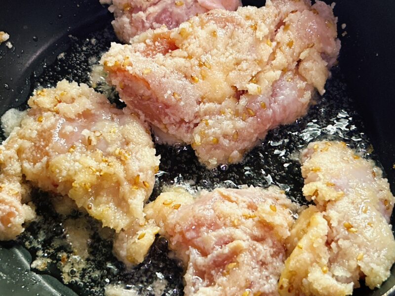 【おうちコープ】鶏モモ肉とれんんこんのカリカリ甘辛炒めの調理（多めの油で焼いていく）