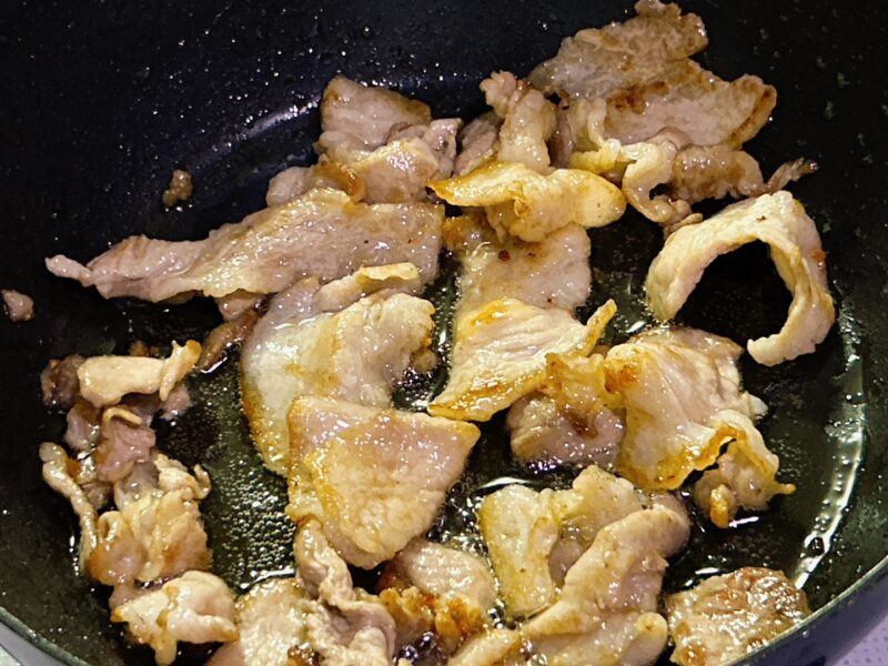【おうちコープ】茶美豚バラ肉とキャベツのうま塩炒めの調理（肉を炒める）