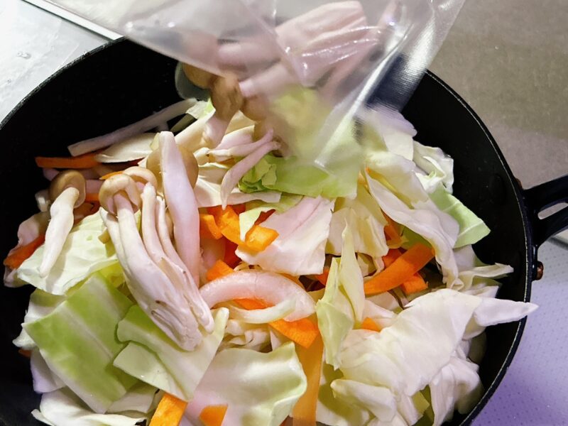 【おうちコープ】茶美豚バラ肉とキャベツのうま塩炒めの調理（野菜も加えて炒める）