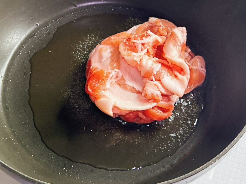 【おうちコープ】茶美豚で作るなす味噌炒めキットの調理（肉を炒める）