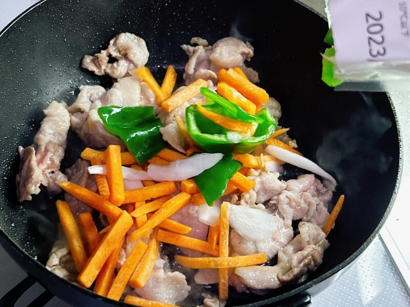 【おうちコープ】茶美豚で作るなす味噌炒めキットの調理（野菜も加えて炒める）