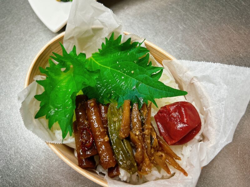 コープ【北海道産秋鮭の塩焼】を使ったお弁当を詰め込む