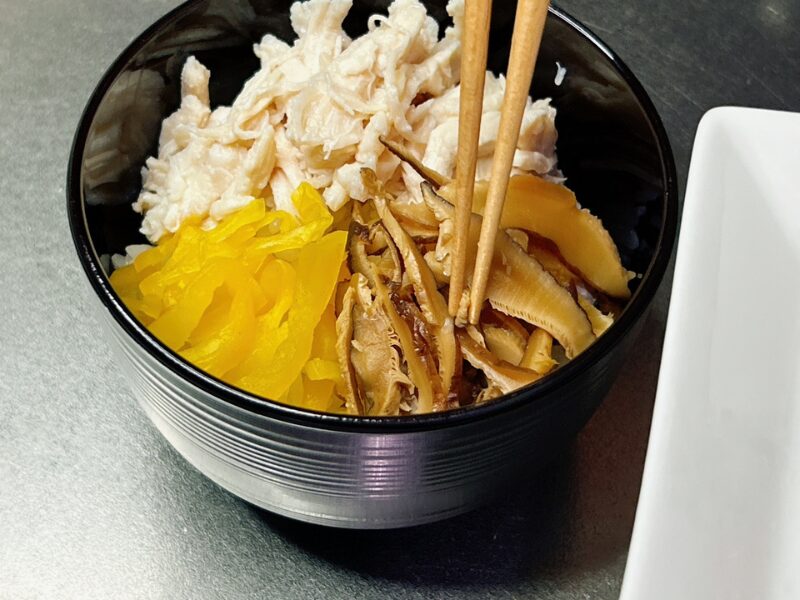 【おうちコープ】鶏だしスープで食べる奄美大島名物鶏飯セットの盛り付け
