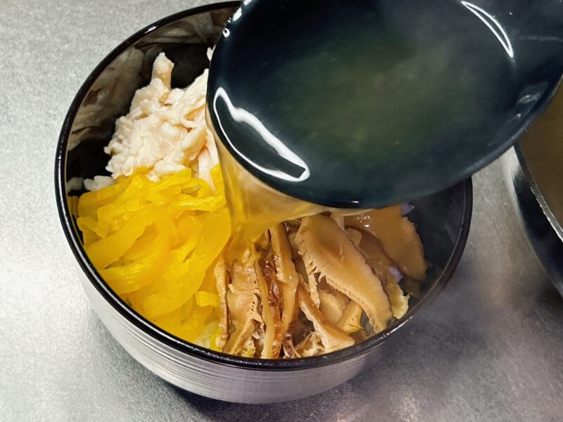 【おうちコープ】鶏だしスープで食べる奄美大島名物鶏飯セットの盛り付け