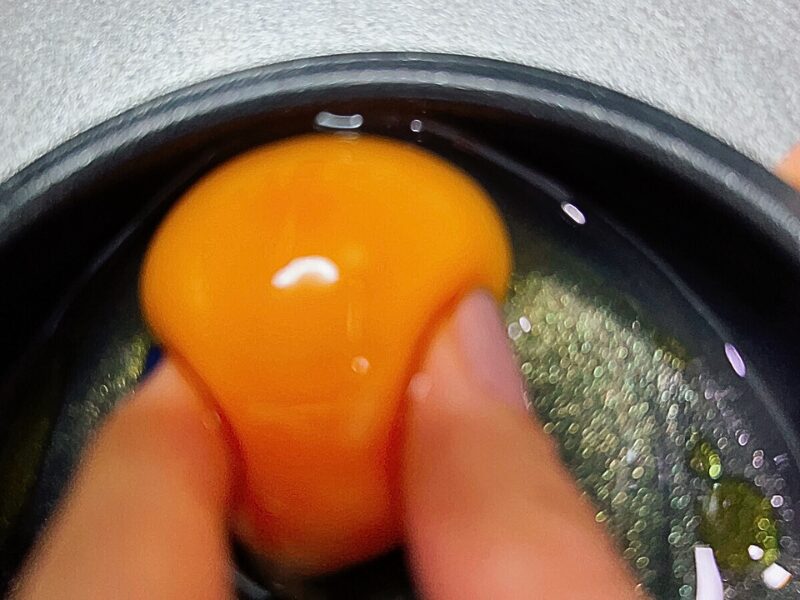 おうちコープの卵をつまんで鮮度をチェック