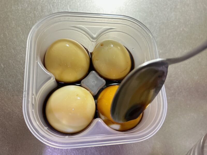 ゆで卵を調味料でつける