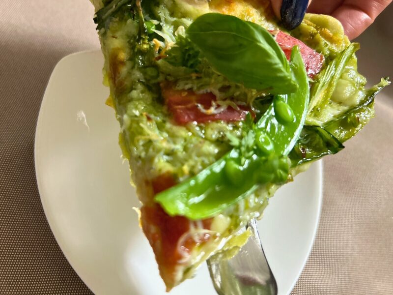 坂ノ途中の菊菜とスナップエンドウで作ったピザを実食