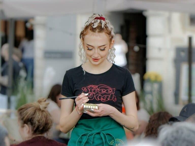 注文を受けるウェイトレス