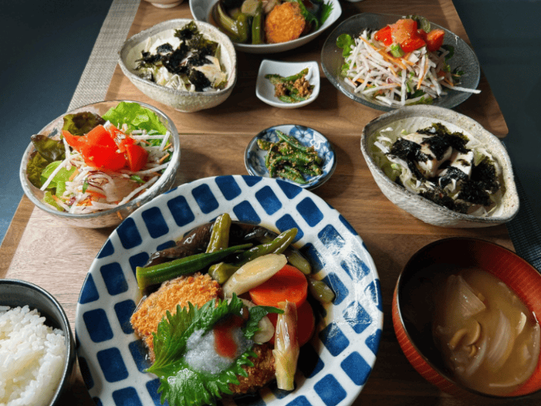 オイシックスのミールキット「大戸屋監修！白身魚フライの梅しそあんと豆腐と海苔の和風サラダ」