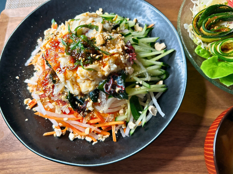 オイシックスのミールキット「コク旨！香味だれ湯葉丼」（プラントオイシックス）