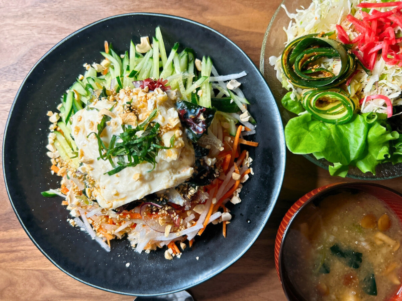 オイシックスのミールキット「コク旨！香味だれ湯葉丼」（プラントオイシックス）