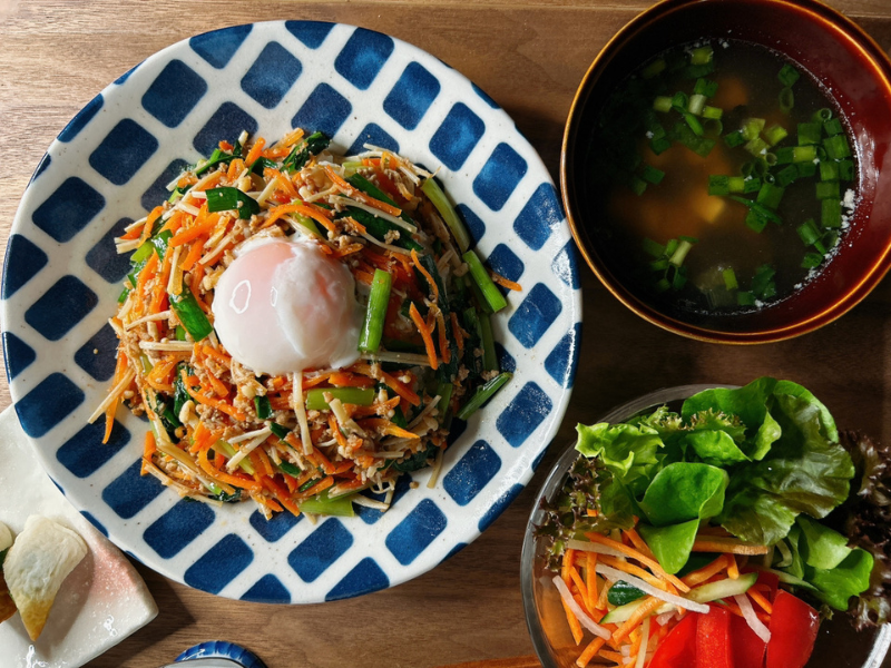 オイシックスのミールキット「ジューシーそぼろと野菜のビビンバと小ねぎとのり、豆腐の韓国風スープ」