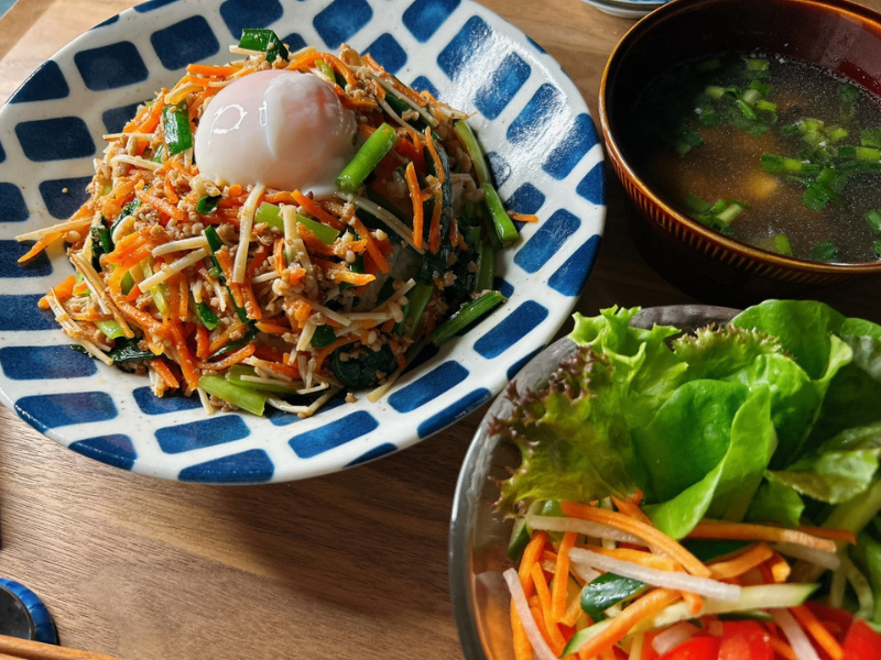 オイシックスのミールキット「ジューシーそぼろと野菜のビビンバと小ねぎとのり、豆腐の韓国風スープ」