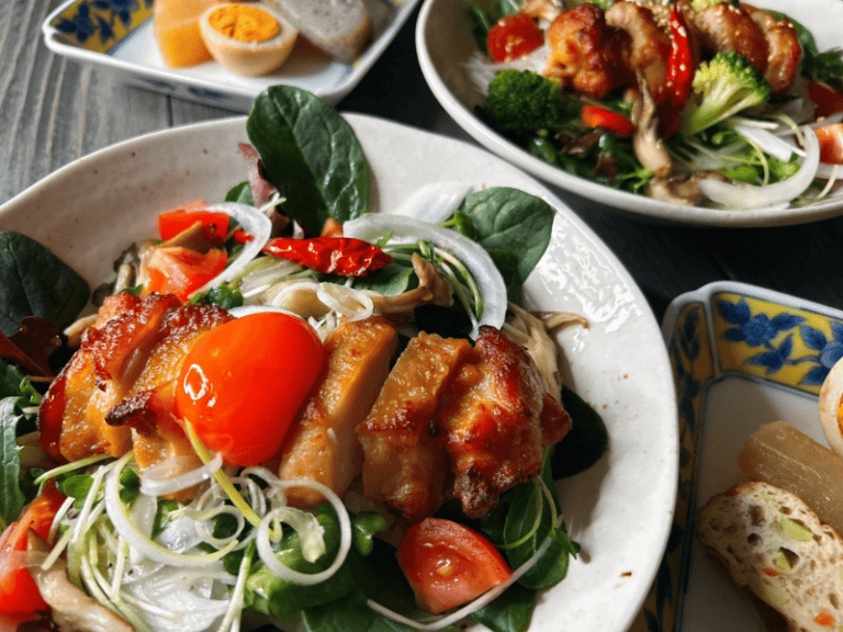 コープデリのお試しセットに入っている肉汁じゅわっとチキンステーキで作ったサラダと食べるチキンステーキ丼